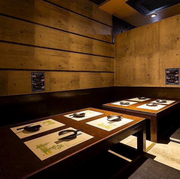 和モダンな雰囲気が漂う掘りごたつ席は、最大18名様までご利用可能。靴を脱いでゆったりとくつろげるので、お料理とお酒をじっくり楽しみたい方におすすめです!少人数でのお集まりはもちろん、10名様以上の大人数宴会にもご利用いただけます。