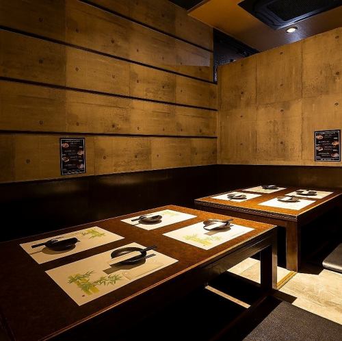 【掘りごたつ席｜最大18名様まで】和モダンな雰囲気が漂う掘りごたつ席は、最大18名様までご利用可能。靴を脱いでゆったりとくつろげるので、お料理とお酒をじっくり楽しみたい方におすすめです！少人数でのお集まりはもちろん、10名様以上の大人数宴会にもご利用いただけます。