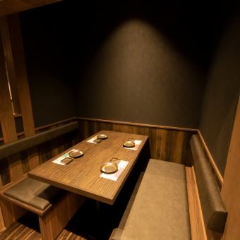 可供 2 至 4 人舒适使用的桌椅是营造出东洋市独有的日式空间的休闲空间。您可以享用以日本料理为基础的创意日本料理，提供与店内氛围完美契合的时尚风味。在丰洲度过的时间是为了让您感受到一种您不能仅仅认为是居酒屋的成人时间。