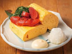 Fluffy rolled egg with salmon roe