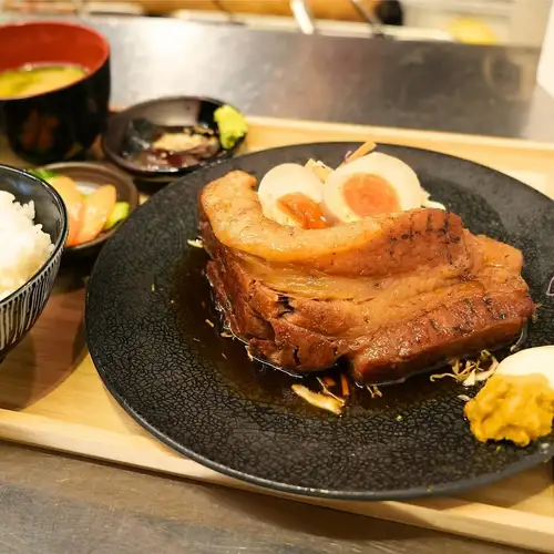 箸でほぐれる炭炙り豚角煮定食(150g)