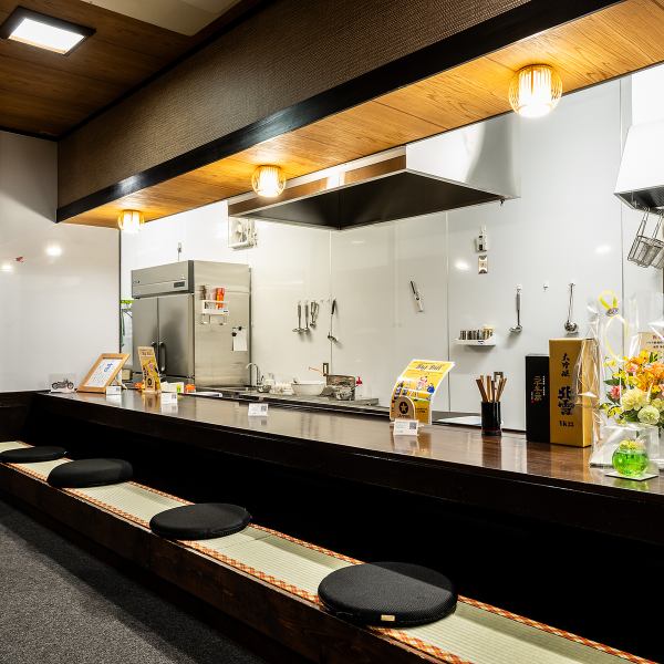 当店は仲間内での利用や宴会にぴったりです。お好み焼きは、自分で焼くスタイルと店主が焼くスタイルから選べます。皆で作って食べる楽しさや、シェアする楽しさを体感できるので、盛り上がること間違いなし！楽しいひと時をぜひお過ごしくださいませ！