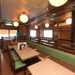 2名様～ご利用可能なテーブル席。