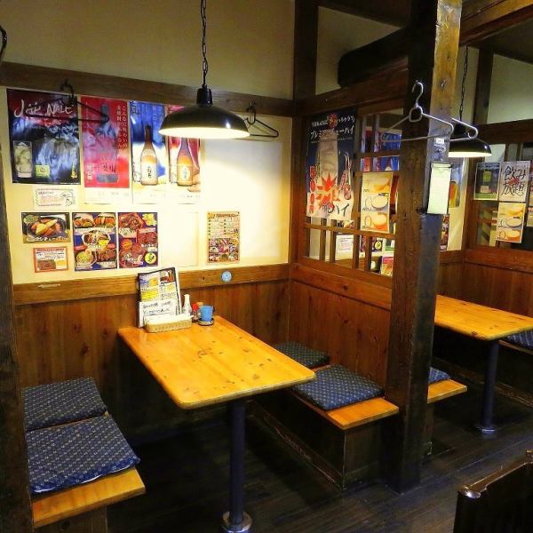[Old nostalgic izakaya] The old-style restaurant has a variety of posters on it.This is an izakaya that has been working for many years in the local Hiratsuka area for many years, so it can be used for drinking parties between family, couples, and friends.