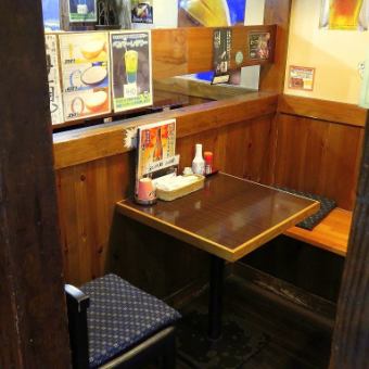 [桌子：2個席位（1個桌子）]推薦給單身人士，常客和夫妻。老式的居家般的牆壁和各種海報是老式的THE Izakaya的氛圍。擁擠時將是2個小時。請承認。