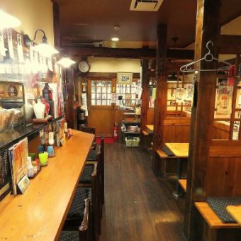 [Private reservation available] 50 people-reservations possible.Maximum occupancy is up to 55 people.Please use it for banquets, first parties, second parties, alumni associations, welcome and farewell parties, etc. ♪ The atmosphere of an old-fashioned THE izakaya with old-fashioned walls and various posters.