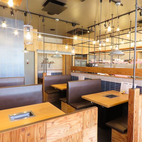 元大衆焼肉店をリノベーションした店内は、まるで家の中にいるような温かさ◎ベビーカーや車椅子でもスムーズに入店できるバリアフリー設計で、三世代でのご利用も安心です。店舗正面には見事な桜並木が広がり、春にはお花見気分でお食事が楽しめる特等席に◎家族みんなが笑顔になれる空間作りを目指しています!