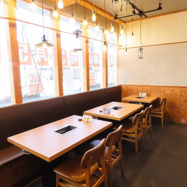 お店正面には桜並木があり、春には華やかな景色を楽しめる立地です◎カフェ風にリノベーションした店内は温かみがあり、地域の方や初めての方でも入りやすい雰囲気。大衆間のある立ち飲みスペースではスタッフとの距離も近く、気軽に会話を楽しむ場としても人気です!新しい人のつながりも出来ますよ♪