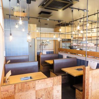 4名掛けのテーブルが7席あります