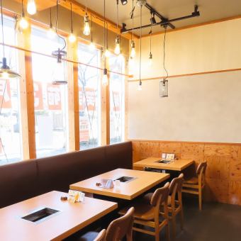 2名掛けのテーブルが1席あります