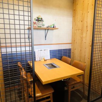 4名様が入れる個室が１つあります