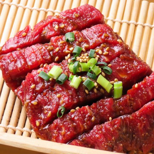 【肉の旨味でみんな笑顔に】切りたてのハラミをステーキで楽しめる名物「笑福焼き」