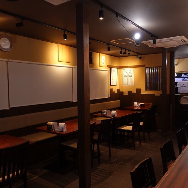 【特別な日を彩る空間★】友人や家族と集まるのに最適な居心地良いお店!リラックスしながら一人でも楽しめるカウンター席も魅力的♪ランチやディナーに幅広いシーンで楽しめるのも嬉しいポイント★40名以上の貸切も可能で、特別なイベントを盛り上げること間違いなし!敷地内駐車場の他にも近隣にコインパーキング有です。