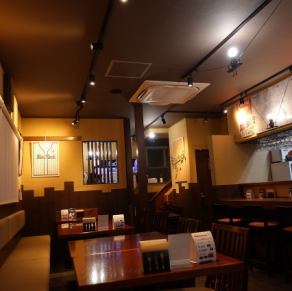 カジュアルなお食事を楽しむための席が魅力的！2人掛けのテーブル席は気軽に結合もできるので、シーンに合わせて変化自在♪友人や恋人との特別な時間を演出するのにぴったりです☆