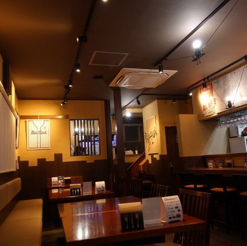 カジュアルなお食事を楽しむための席が魅力的！2人掛けのテーブル席は気軽に結合もできるので、シーンに合わせて変化自在♪友人や恋人との特別な時間を演出するのにぴったりです☆