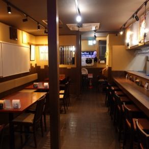 複数のテーブルを自由に組み合わせて、思い思いのスタイルで楽しめる席が完備！みんなで集まるのにぴったりなレイアウトが魅力的☆笑顔あふれるひとときをここで過ごしてみてください♪