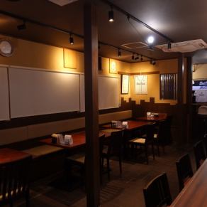 ゆったりとしたテーブル席は9名～14名での利用にぴったり♪仲間との時間を大切に、皆でワイワイと賑やかな会話も広がります◎特別な集まりに最適な落ち着いた雰囲気も魅力的です◎