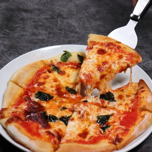 当店人気No.1！熱々マルゲリータとお酒で乾杯。1階テーブルや2階お座敷で気取らず居酒屋使いにも◎