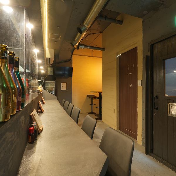 宴会のニーズにも応える広々としたスペースが魅力★暗めのモルタル調デザインが落ち着きを演出し、和やかな時間を過ごせる雰囲気♪統一感のあるインテリアは開放感と親しみやすさを兼ね備え、自然と会話が弾む空間を提供◎お酒と揚げ餃子を囲みながら仲間と笑顔になる場所です!