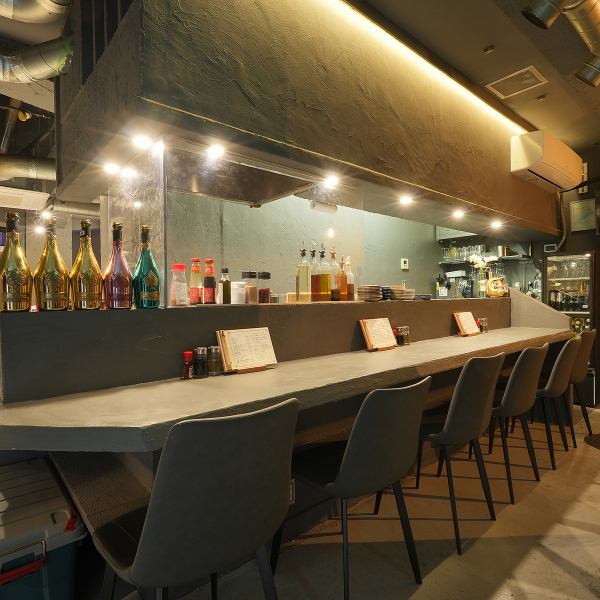 明るさを抑えた照明がリラックス感を高め、心和む過ごし方を叶えます♪アクセスも良好で気軽に立ち寄れる立地◎さらに、自然派ワインやこだわりの揚げ餃子を楽しむ時間は特別なサービスを約束◎お客様同士が仲良くなれる雰囲気作りをコンセプトにし、何度でも通いたくなる体験を提供します!