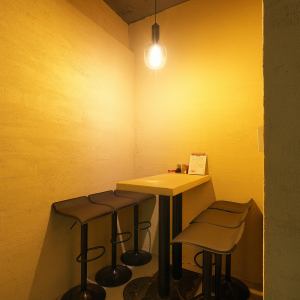 デートや気の知れた仲間との食事にもおすすめのテーブル席。落ち着いた雰囲気の中でゆったりとお楽しみください。