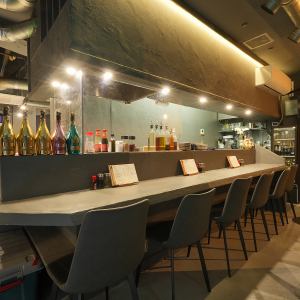 気軽に立ち寄りやすいカウンター中心のお店。仕事帰りの一杯や、友人との軽い食事にもおすすめです。