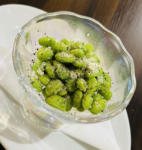 Pepper cheese with peeled edamame