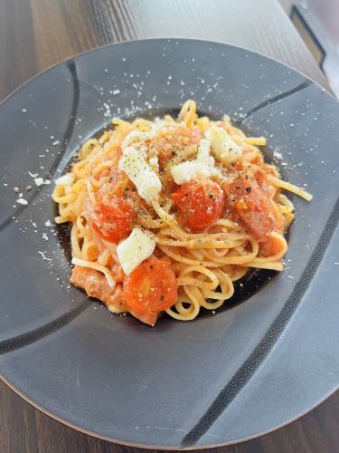 Tomato sauce pasta with bacon and mozzarella