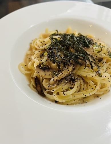 Japanese-style pasta with mushrooms and cod roe