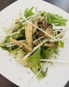 Hot salad with mushrooms and mizuna