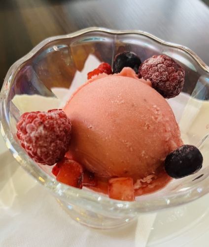 Strawberry gelato with berries