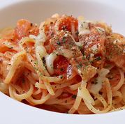 ベーコンとモッツァレラのトマトソースパスタ