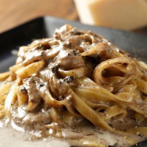 トリュフ香るキノコのクリームパスタ