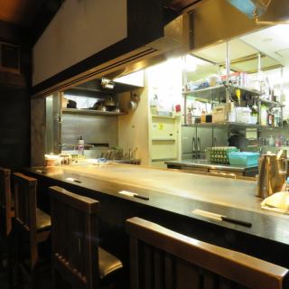 【１F】カウンターは特等席◎目の前で出来上がるお好み焼き・鉄板焼き！！わいわいにぎわっている店内で大人気ちんちくりんのお好み焼きをどうぞ♪