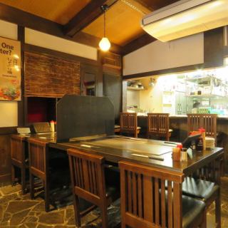 【１F】カウンターは特等席◎目の前で出来上がるお好み焼き・鉄板焼き！！わいわいにぎわっている店内で大人気ちんちくりんのお好み焼きをどうぞ♪