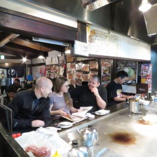 【１F】カウンターは特等席◎目の前で出来上がるお好み焼き・鉄板焼き！！わいわいにぎわっている店内で大人気ちんちくりんのお好み焼きをどうぞ♪