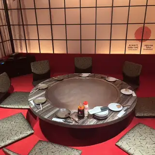 【VIP席】2階の奥にあるVIP席。数々の有名人がこのお席でお食事をしてきました。その個室をなんと一般開放します！お通し代お一人様1000円でご利用いただけます。4名様～8名様までご利用いただける秘密のお席です。お気軽にお問い合わせください。