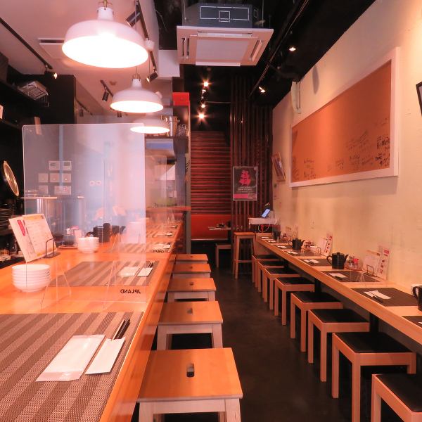 餐廳的內部擁有現代日式風格的平靜氛圍，營造出一個每個人都可以安靜用餐的空間。我們有可容納 4 人的櫃檯座位和桌座位。我們也外賣，所以請隨時來。