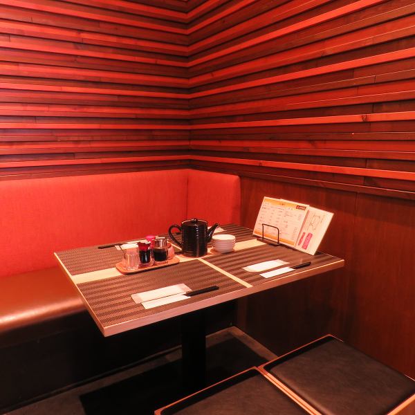 我们有一张桌子，您可以在那里放松身心。来份炸猪排怎么样？请在干净整洁的日式现代餐厅慢慢享用。