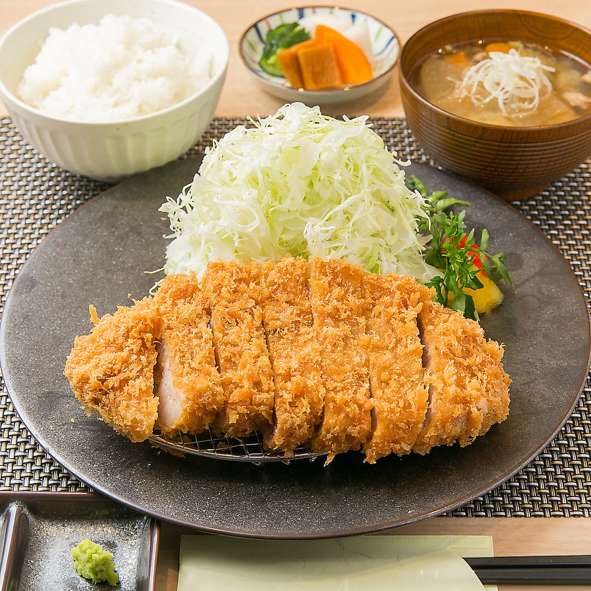 A 5-minute walk from Shimbashi and Uchisaiwaicho ♪ We offer the supreme pork cutlet made from carefully selected ingredients!