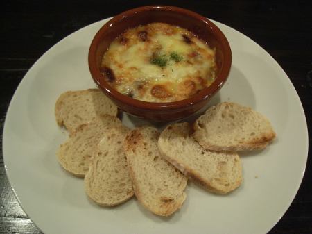Chili con carne with cheese baked baguette