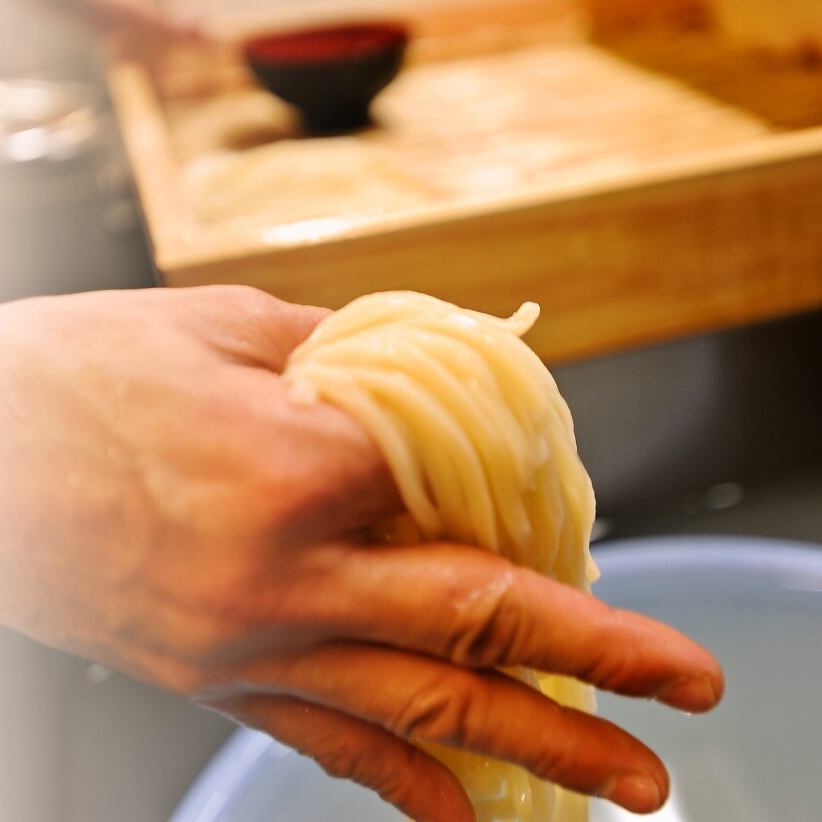 Please enjoy the chewy udon noodles made by the craftsmen every day with the special soup.