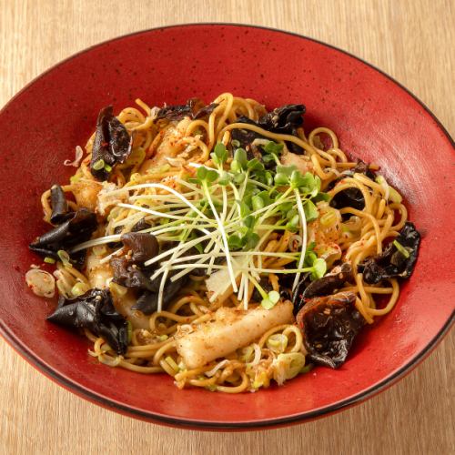 Fried noodles with squid and wood ear mushrooms