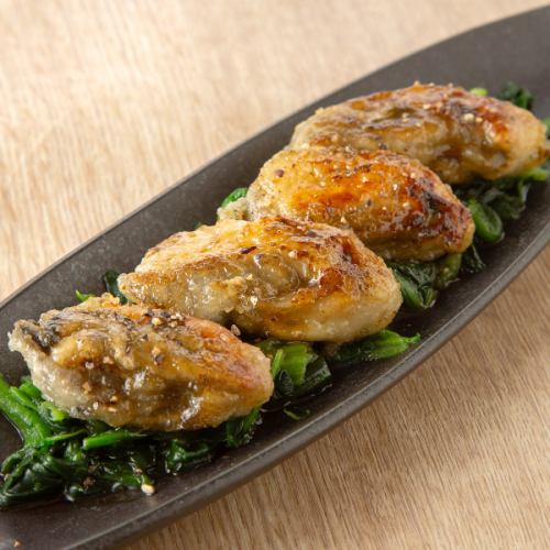 Oysters and spinach grilled with butter and soy sauce