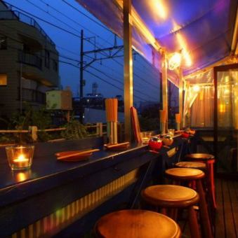 一邊吹著夜風一邊閃閃發光是最好的♪夏天的露台很受歡迎！冬天，我們有爐子和毯子。