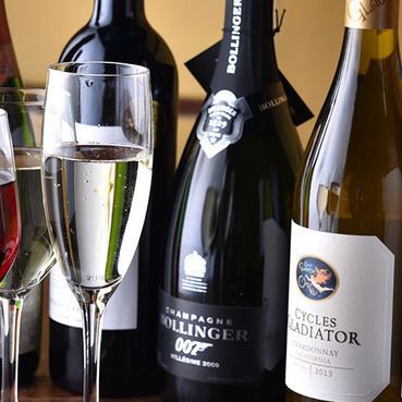 You can enjoy various kinds of wine and creative skewers.