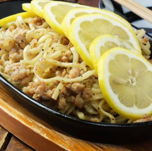 Fried noodles with plenty of black pepper and lemon