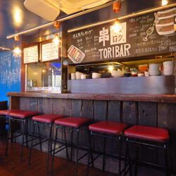 [Counter seats perfect for one person or a date] Kushisanroku has 6 counter seats.At the end of work, you can easily drop in with a colleague or even by yourself.We have a large selection of drinks such as beer, sour, and wine, so why not make it your favorite shop in Jiyugaoka?