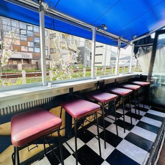 두 사람에게 인기 있는 테라스석… 천천히 마시면서 오늘도 말한다.