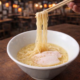 8時間煮込んだ濃厚鶏パイタン、〆に人気の一杯。